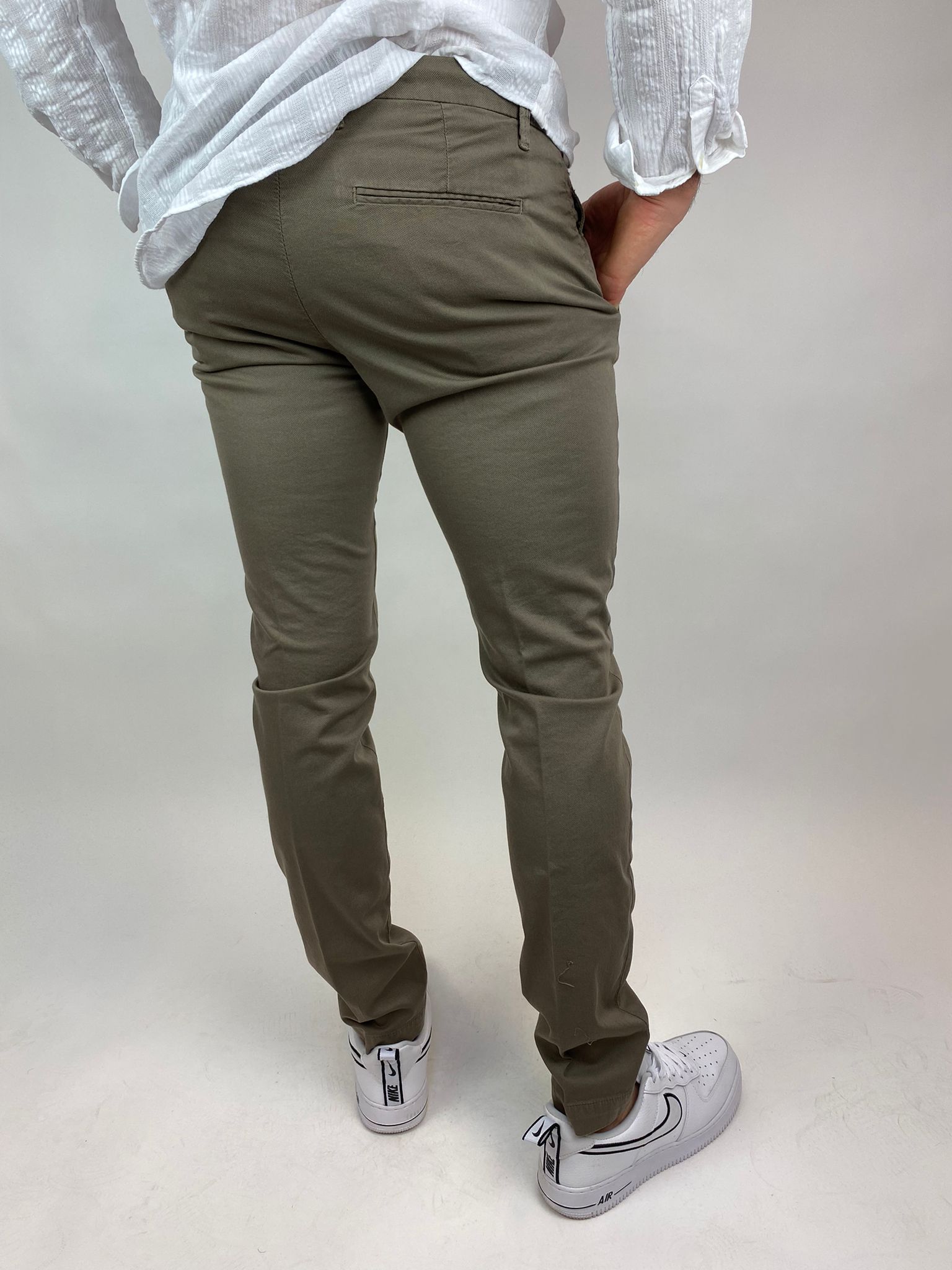 EU: 42 sconto 95% MODA DONNA Pantaloni Pantaloni chino Gamba dritta NoName Pantaloni chino Grigio 46